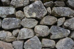 Very coarse stone construction of irregular shapes with large gaps between the stones.