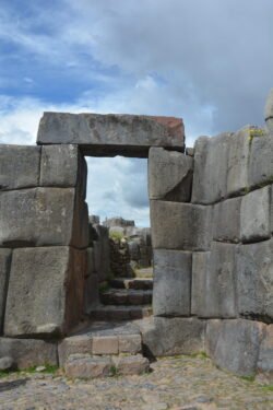 A doorway in a wall built in the Ashlar polygonal masonry style.