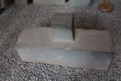 A carven block of stone with lintel protruding on one side. Used to lock the stone blocks together for greater strength while still allowing the blocks to shift during earthquakes.