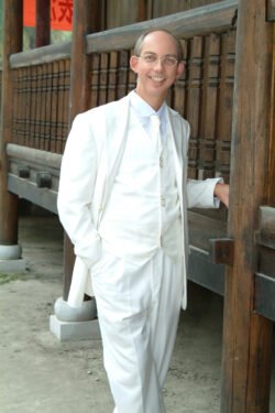 Ron and Weifang's Wedding Photos - In Traditional Western Attire In A Nanning Park Ron and Weifang's Wedding Photos - In Traditional Western Attire In A Nanning Park