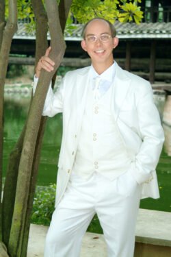 Ron and Weifang's Wedding Photos - In Traditional Western Attire In A Nanning Park Ron and Weifang's Wedding Photos - In Traditional Western Attire In A Nanning Park