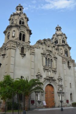An ornate facade of the catholic church "Parroquia La Virgen Milagrosa"